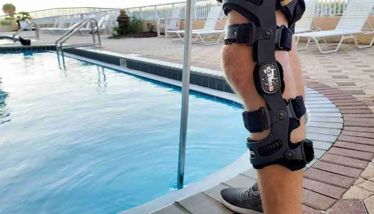 Knee brace swimming on sale